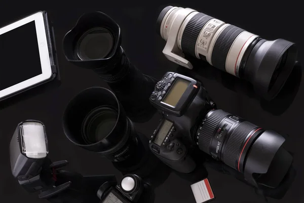 Equipo fotográfico, cámara, lentes y accesorios . —  Fotos de Stock