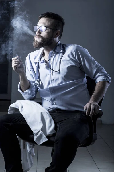 Doctor en su oficina — Foto de Stock