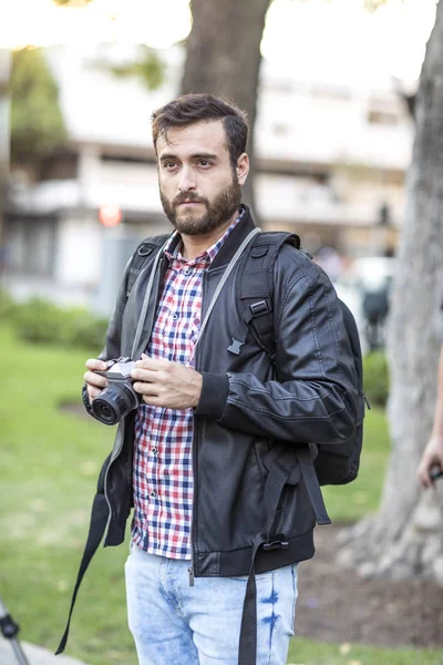 Fotógrafo com barba e câmera fotográfica ao ar livre . — Fotografia de Stock