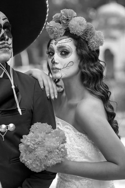 Catrin Und Catrina Auf Dem Friedhof Mit Brautkleidern Auf Einem — Stockfoto