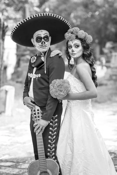 Catrin Und Catrina Auf Dem Friedhof Mit Brautkleidern Auf Einem — Stockfoto