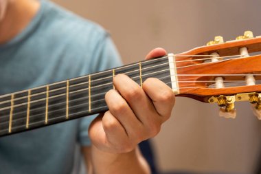 COVID-19 hastalıklı genç adam karantinada. İnternet 'te gitar dersi alan adam