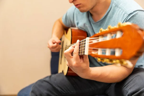 Mladík Karanténě Proti Nákazám Covid Man Taking Guitar Lessons Online — Stock fotografie