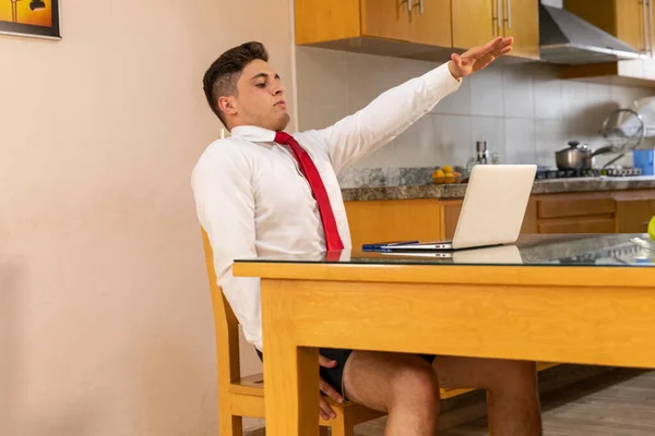 Fiatal Férfi Miközben Otthon Dolgozik Covid Világjárvány Idején — Stock Fotó