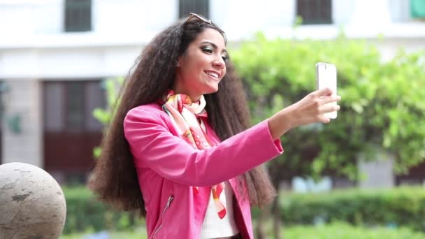 Joven Mujer Moda Tomando Selfies Calle — Vídeos de Stock
