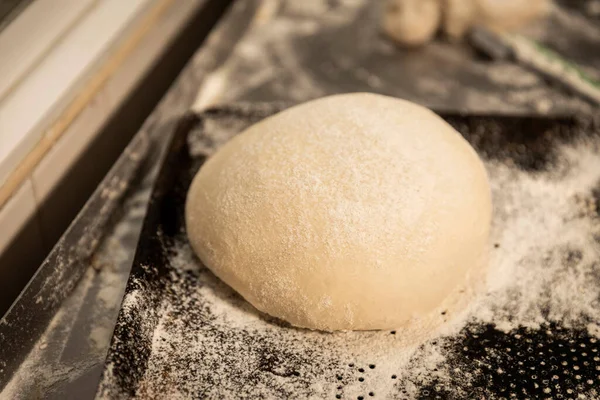 Mãos Padeiro Professor Produção Pão Mesa — Fotografia de Stock