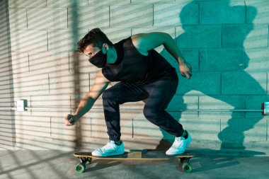 Genç ve çekici bir adam büyük bir mahzende kayıyor. dramatik ışıklar