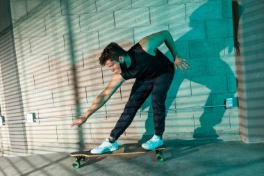 Genç ve çekici bir adam büyük bir mahzende kayıyor. dramatik ışıklar