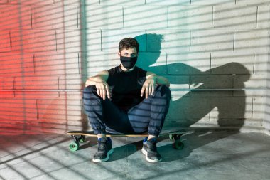 Büyük bir mahzende kaydıktan sonra genç ve çekici bir adam.