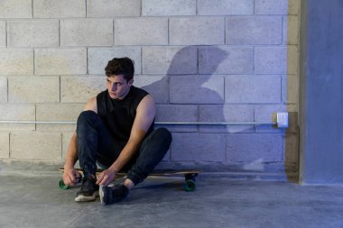 Büyük bir mahzende kaydıktan sonra genç ve çekici bir adam.