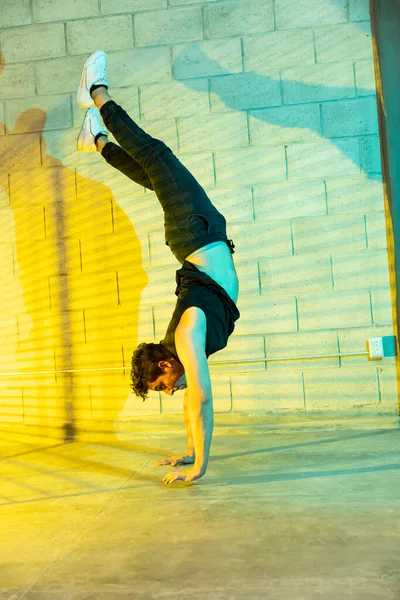 Jeune Séduisant Homme Pratiquant Break Dance Dans Une Cave — Photo