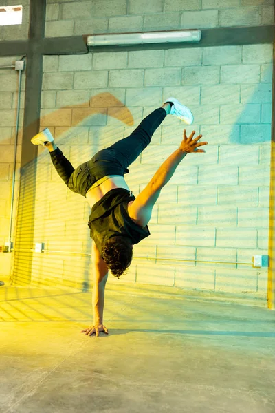 Молодий Привабливий Чоловік Практикує Танець Перерви Підвалі — стокове фото