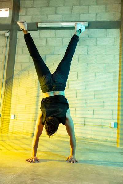 Jovem Atraente Homem Praticando Break Dance Uma Adega — Fotografia de Stock