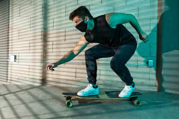 Jonge Aantrekkelijke Man Schaatsen Een Grote Kelder Dramatische Lichten — Stockfoto