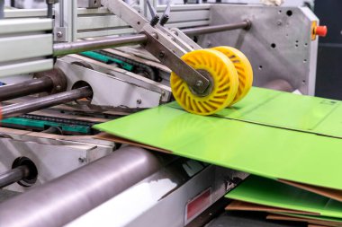 Üretim sırasında bir ofset yazdırma makinesini kapat