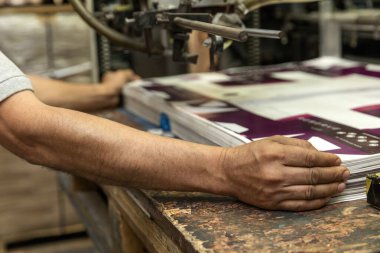 Üretim sırasında bir ofset yazdırma makinesini kapat