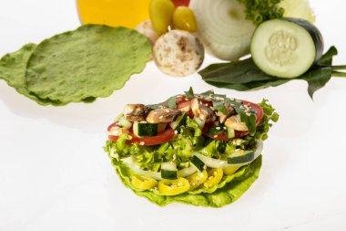 Çeşitli sebzelerden oluşan vejetaryen bir tostun kapanışı. 