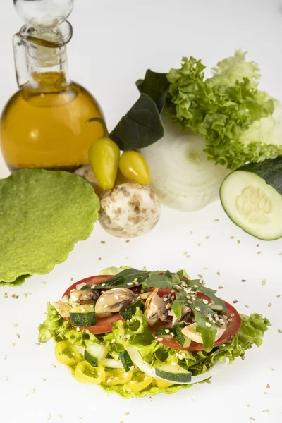 Nahaufnahme Eines Vegetarischen Toastes Mit Verschiedenen Gemüsearten — Stockfoto
