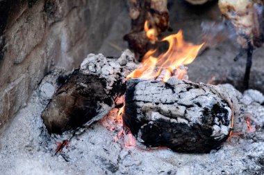 Tipik bir Meksika lokantasında yemek hazırlama. Yakacak odun parçaları..
