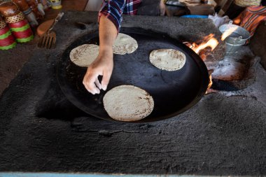 Tortilla yapan kadın elleri. Tipik bir Meksika restoranında yemek hazırlama.