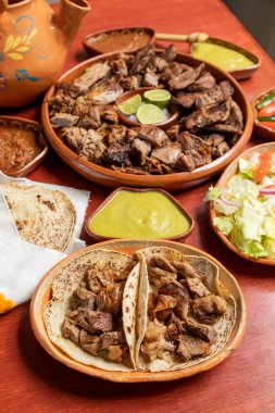 Biftekli taco. Lezzetli ızgara biftek ve koyun, yanında da tortilla sosu ve salata. Meksika yemeği.