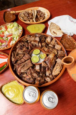 Lezzetli ızgara biftek ve koyun, yanında da tortilla sosu ve salata. Meksika yemeği.