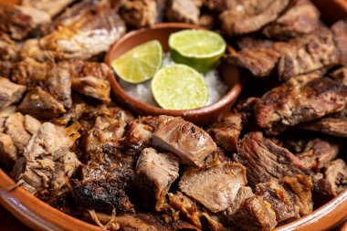 Lezzetli ızgara biftek ve koyun, yanında da tortilla sosu ve salata. Meksika yemeği.