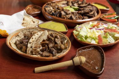 Lezzetli ızgara biftek ve koyun, yanında da tortilla sosu ve salata. Meksika yemeği.