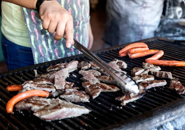Hombre Prepara Carne Asada Preparación Alimentos Restaurante Típico Comida Mexicana — Foto de Stock