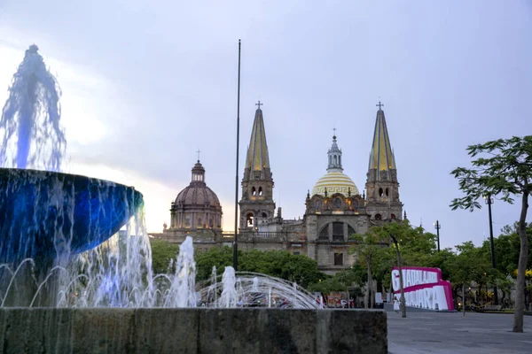 Katedral ve Özgürlük Meydanı. Guadalajara, Jalisco, Meksika 'nın mimari ve anıtları. Gece çekimleri.