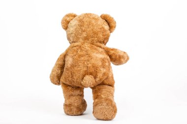 Oyuncak ayı beyaz arka planda geriye doğru durdu..