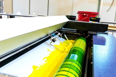 Üretim sırasında bir ofset yazdırma makinesini kapat