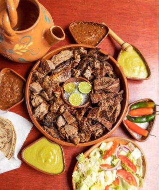 Lezzetli ızgara biftek ve koyun, yanında da tortilla sosu ve salata. Meksika yemeği.