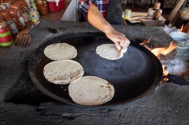 Tipik bir Meksika restoranında yemek hazırlama.