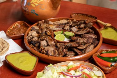 Lezzetli ızgara biftek ve koyun, yanında da tortilla sosu ve salata. Meksika yemeği.