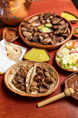 Lezzetli ızgara biftek ve koyun, yanında da tortilla sosu ve salata. Meksika yemeği.