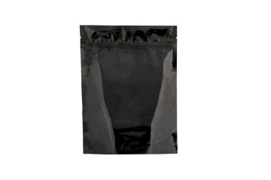 Siyah folyo paketi kırpma yolu ile beyaz arkaplanda izole edildi