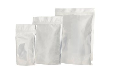 Folyo paketi kırpma yolu ile beyaz arkaplanda izole edildi