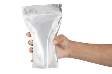 Folyo paket çantalı eller kırpma yolu ile beyaz arkaplanda izole