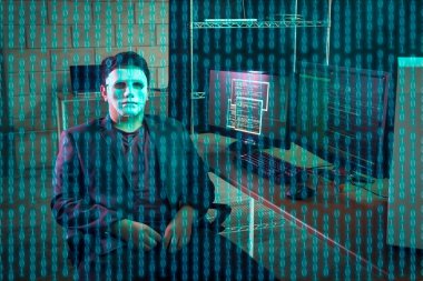 Hacker ikili kod dijital arayüzü olan bir dizüstü bilgisayar kullanıyor. Çifte maruziyet. Hackleme ve kötü amaçlı yazılım kavramı.