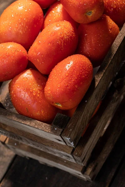 Holzkiste Mit Roten Tomaten Auf Holztisch — Stockfoto