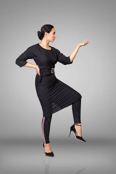 Schöne Junge Brünette Modell Posiert Studio Trägt Schwarze Kleidung — Stockfoto