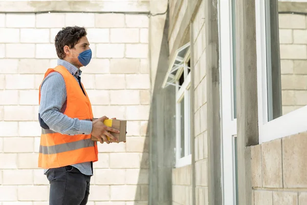 Hombre Guapo Elegante Entrega Paquete Uso Cubierta Bucal Durante Pandemia —  Fotos de Stock