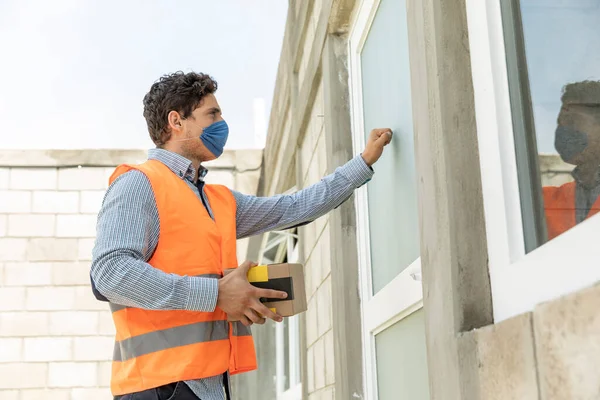 Schöner Und Eleganter Mann Der Ein Paket Ausliefert Mundschutz Während — Stockfoto