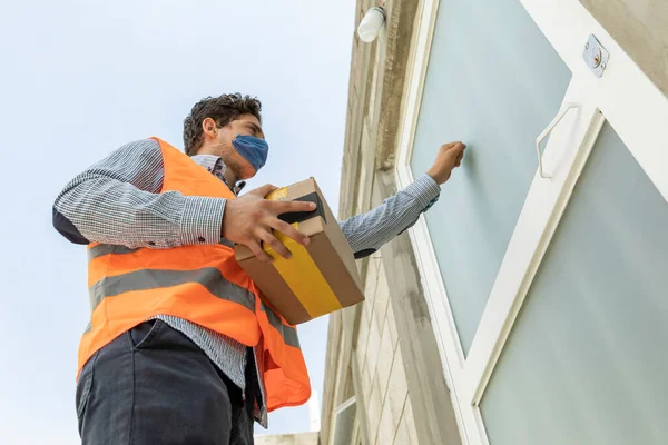 Schöner Und Eleganter Mann Der Ein Paket Ausliefert Mundschutz Während — Stockfoto