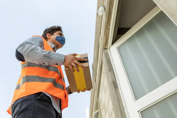 Schöner Und Eleganter Mann Der Ein Paket Ausliefert Mundschutz Während — Stockfoto