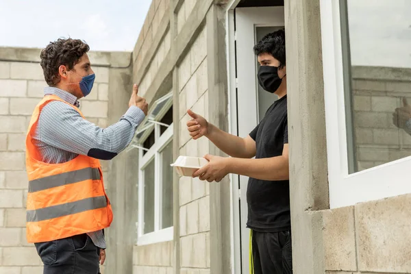 Όμορφος Και Κομψός Άντρας Που Παραδίδει Φαγητό Στο Σπίτι Χρήση — Φωτογραφία Αρχείου