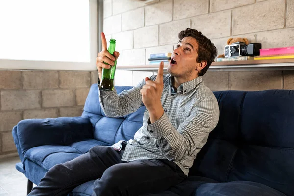 Hombre Guapo Elegante Viendo Televisión Beber Cerveza Casa Sala Estar — Foto de Stock