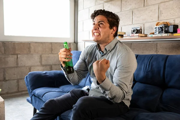 Pohledný Elegantní Muž Sledující Televizi Pití Piva Doma Obývacím Pokoji — Stock fotografie