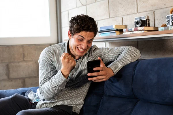 Homem Bonito Elegante Usando Seu Celular Recebendo Boas Notícias Celular — Fotografia de Stock